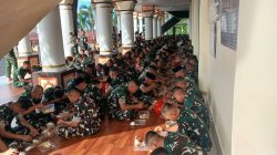 Pembina DKM Masjid Agung Islamic Center Tanggamus Siapkan Jamuan 550 Paket Ketupat Untuk Prajurit Yonif 945 PPC
