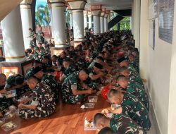 Pembina DKM Masjid Agung Islamic Center Tanggamus Siapkan Jamuan 550 Paket Ketupat Untuk Prajurit Yonif 945 PPC