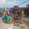 Babinsa Kelurahan Segalamider Pimpin Kegiatan Pembersihan Saluran Air