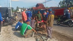 Babinsa Kelurahan Segalamider Pimpin Kegiatan Pembersihan Saluran Air