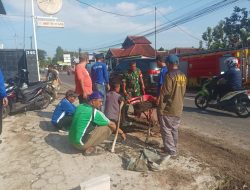 Babinsa Kelurahan Segalamider Pimpin Kegiatan Pembersihan Saluran Air