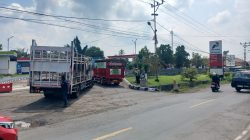 Antrian Panjang SPBU Banjar Negeri Gunung Alip Tanggamus Disebabkan Perbaikan Jalur Masuk