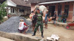 Babinsa Awasi Pembangunan Jembatan Beton Sungai Way Betung