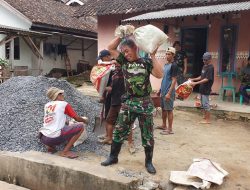 Babinsa Awasi Pembangunan Jembatan Beton Sungai Way Betung