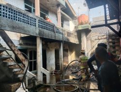 Aksi Nyata Sertu Frendi Nijardo Bantu Tim BPBD Padamkan Api