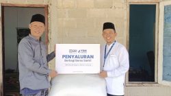 YBM Salurkan Beras Untuk Santri