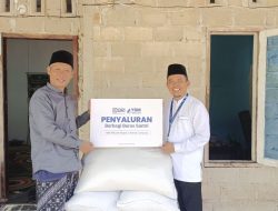YBM Salurkan Beras Untuk Santri