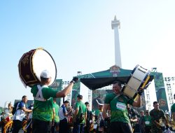Momen Seru Pangdam XXI/RI Lari dan Bermain Drumband di Monas