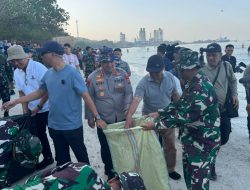 Polda Lampung Turun Bersihkan Pantai dan Laut