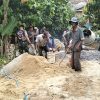 Semangat Gotong Royong Babinsa bersama Masyarakat dalam Pengecoran Jalan
