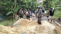 Semangat Gotong Royong Babinsa bersama Masyarakat dalam Pengecoran Jalan