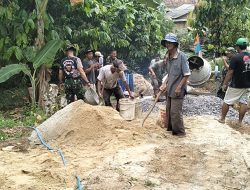 Semangat Gotong Royong Babinsa bersama Masyarakat dalam Pengecoran Jalan