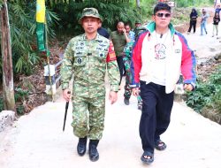 Sinergi Tanpa Batas: Peltu Dwi Gerakkan Warga Kemiling, Dansatgas TMMD Beri Apresiasi di Lapangan