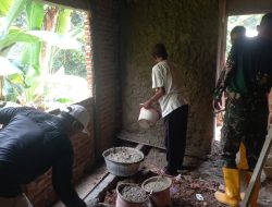 Wujudkan Rumah Sehat, Satgas TMMD Kolonel Arm Roni Hermawan Bedah Rumah Bapak Hendi dan Bapak Hasanudin