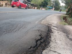 Aspal Jalinbar Tiuh Memon Tanggamus Rusak Bergelombang Rawan Kecelakaan dan Ganggu Rumah Warga