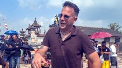 Tak Kalah Dengan Bali,Turis Dari Italia Beserta Ribuan Penonton Meriahkan Ngaben Massal Bali Nuraga