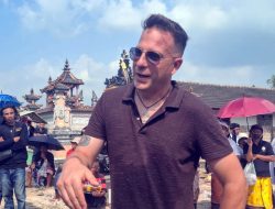 Tak Kalah Dengan Bali,Turis Dari Italia Beserta Ribuan Penonton Meriahkan Ngaben Massal Bali Nuraga