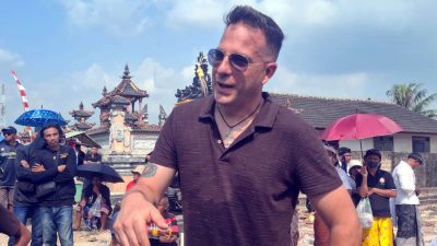 Tak Kalah Dengan Bali,Turis Dari Italia Beserta Ribuan Penonton Meriahkan Ngaben Massal Bali Nuraga