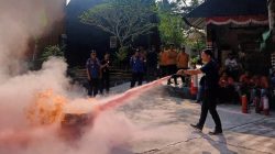 Lummay Villa Resort Bekali 35 Karyawan dengan Pelatihan Pemadaman Kebakaran