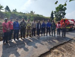 Babinsa Bersama Damkar dan Warga Berjibaku Padamkan Kebakaran Lahan Kosong di Sumber Agung