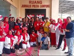Meriahkan HUT RI ke-81, Pejabat Utama Polda Lampung Joget Balon Bersama Jurnalis