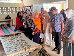 Bupati Tubaba Tinjau Langsung Pengerjaan Batik Pranan Dita di Tiyuh Mulya Asri