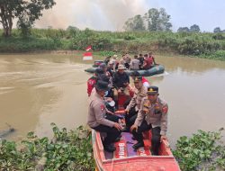 Kapolda Lampung Bersama Tim SAR Satuan Brimob Polda Lampung Pantau Kebakaran Hutan di Way Kambas