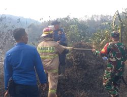Babinsa Koramil 410-03/TBU Bersama Damkar Padamkan Kebakaran Lahan Kosong di Gunung Hatta