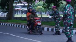 Prajurit Kima Brigif 4 Mar/BS Bagikan Masker kepada Masyarakat Terdampak Erupsi Anak Gunung Krakatau