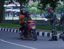 Prajurit Kima Brigif 4 Mar/BS Bagikan Masker kepada Masyarakat Terdampak Erupsi Anak Gunung Krakatau