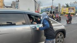 Biddokkes Polda Lampung Bagikan 500 Masker, Lindungi Masyarakat dari Dampak Abu Erupsi