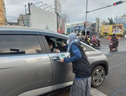 Biddokkes Polda Lampung Bagikan 500 Masker, Lindungi Masyarakat dari Dampak Abu Erupsi