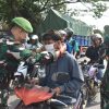 Korem 043/Gatam Bagikan Masker dan Bersihkan Sekolah di Metro
