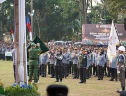 Danrem 043/Gatam Hadiri Apel Akbar 4.000 Anggota Linmas di Bandar Lampung