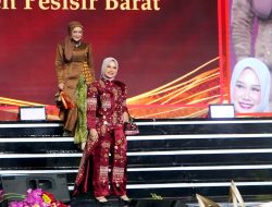 Petinggi Dekranasda Lamsel Tampil Elegan dalam Balutan Tradisi Modern