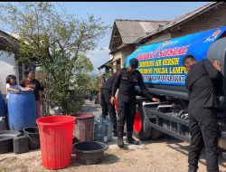 Satuan Brimob Polda Lampung Salurkan Air Bersih untuk Masyarakat yang Terdampak Kekeringan
