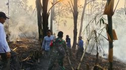 Babinsa Kelurahan Batu Putuk Bersinergi Padamkan Kebakaran Lahan Kosong