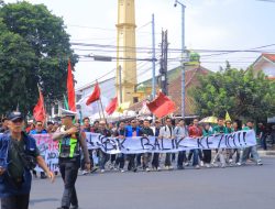 Polisi Humanis Kawal Demo Dua Tahun Prabowo-Gibran di Lampung