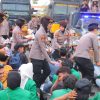 Aksi Humanis Polwan Polda Lampung, Bagikan Air Minum kepada Massa Pendemo di Gedung DPRD