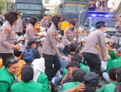 Aksi Humanis Polwan Polda Lampung, Bagikan Air Minum kepada Massa Pendemo di Gedung DPRD