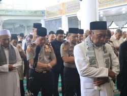 Kapolda Lampung Bersama Wakapolda Salat Jumat di Masjid Agung Al-Furqon